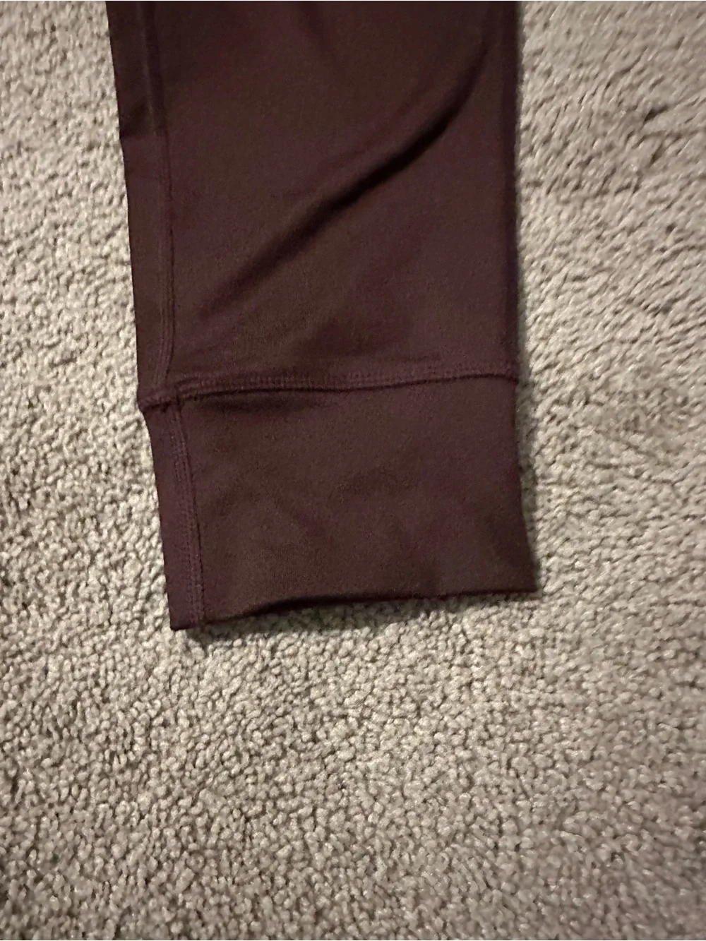 Vuori Sunday Performance Jogger Mens Size S Zipper Pockets Stretch Oxblood